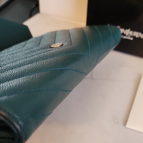 Yves Saint Laurent Peacock Chevron Cassandra Leather Wallet W/Silver Hardware - Picture 14 of 15